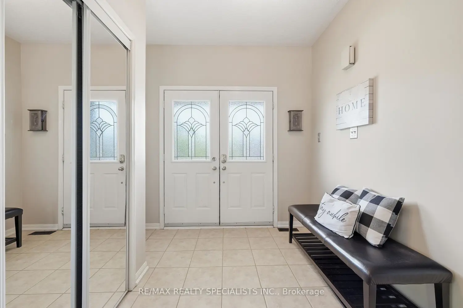 212 Ellis Crescent photo 3