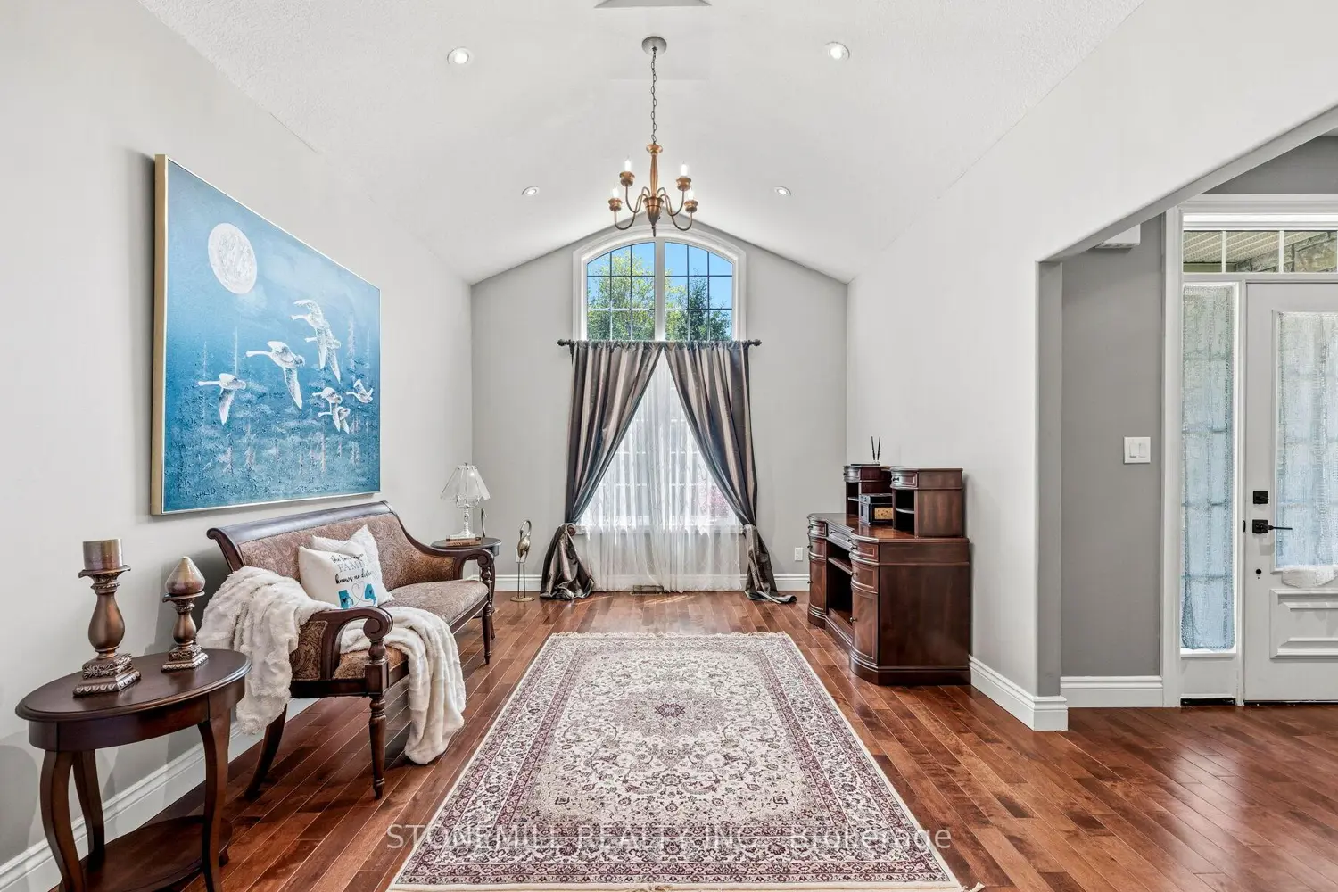 868 Eastdale Drive photo 4