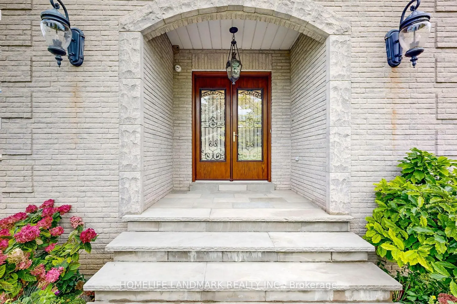 90 Offord Crescent photo 3