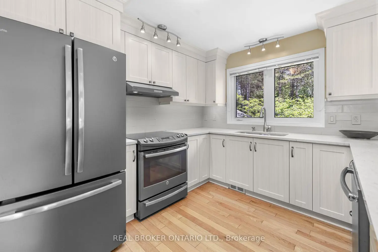 6550 Rideau Valley Drive photo 4