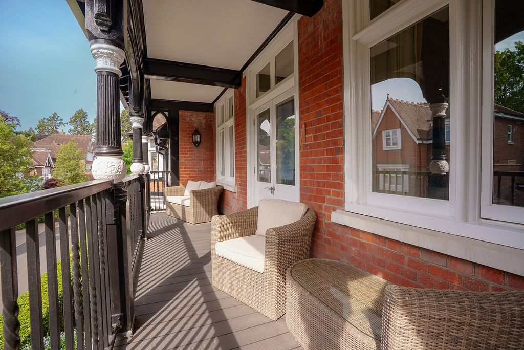 3 bed flat for saleQueen Elizabeth Crescent, Beaconsfield, Buckinghamshire HP9 photo 5
