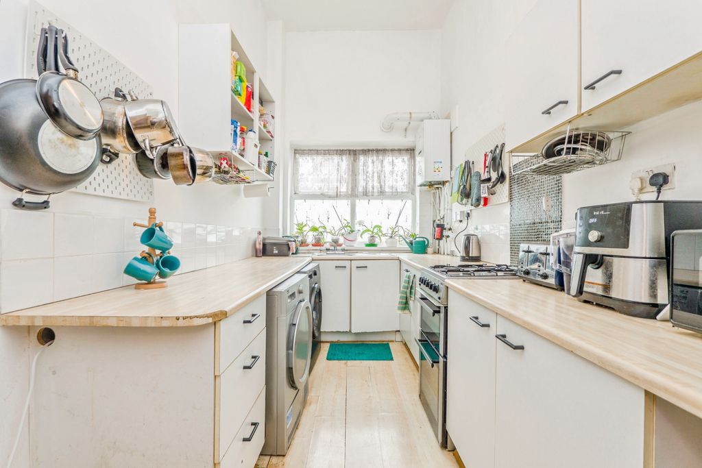1 bed flat for saleCourt Road, Barry CF63 photo 2