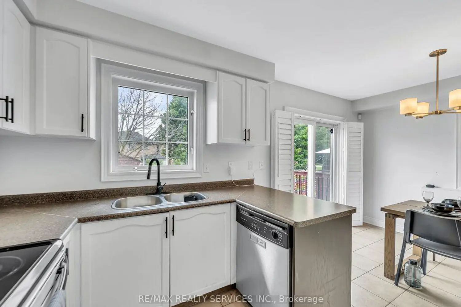 122 Dells Crescent photo 5