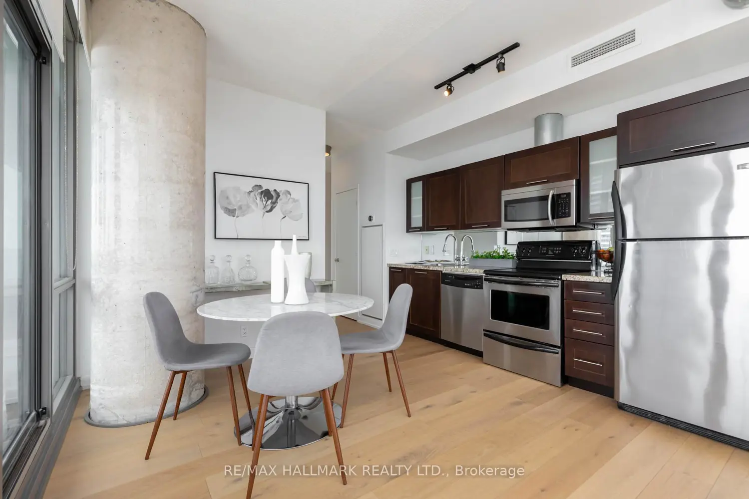 33 Mill Street 1502 photo 4