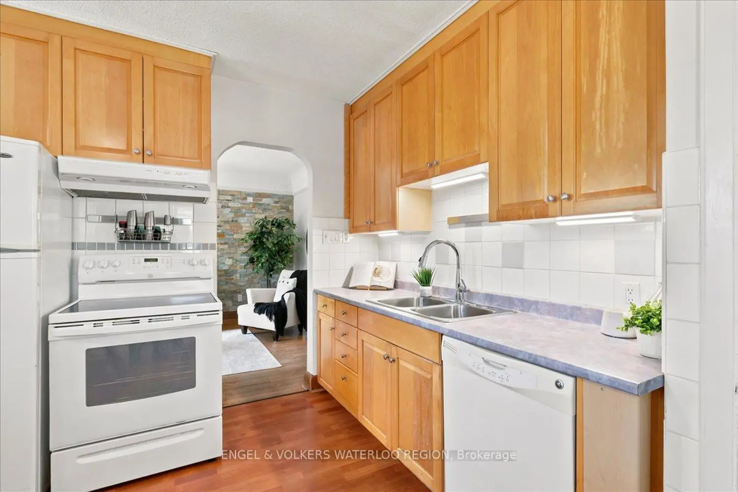 100 Stirling Avenue photo 3