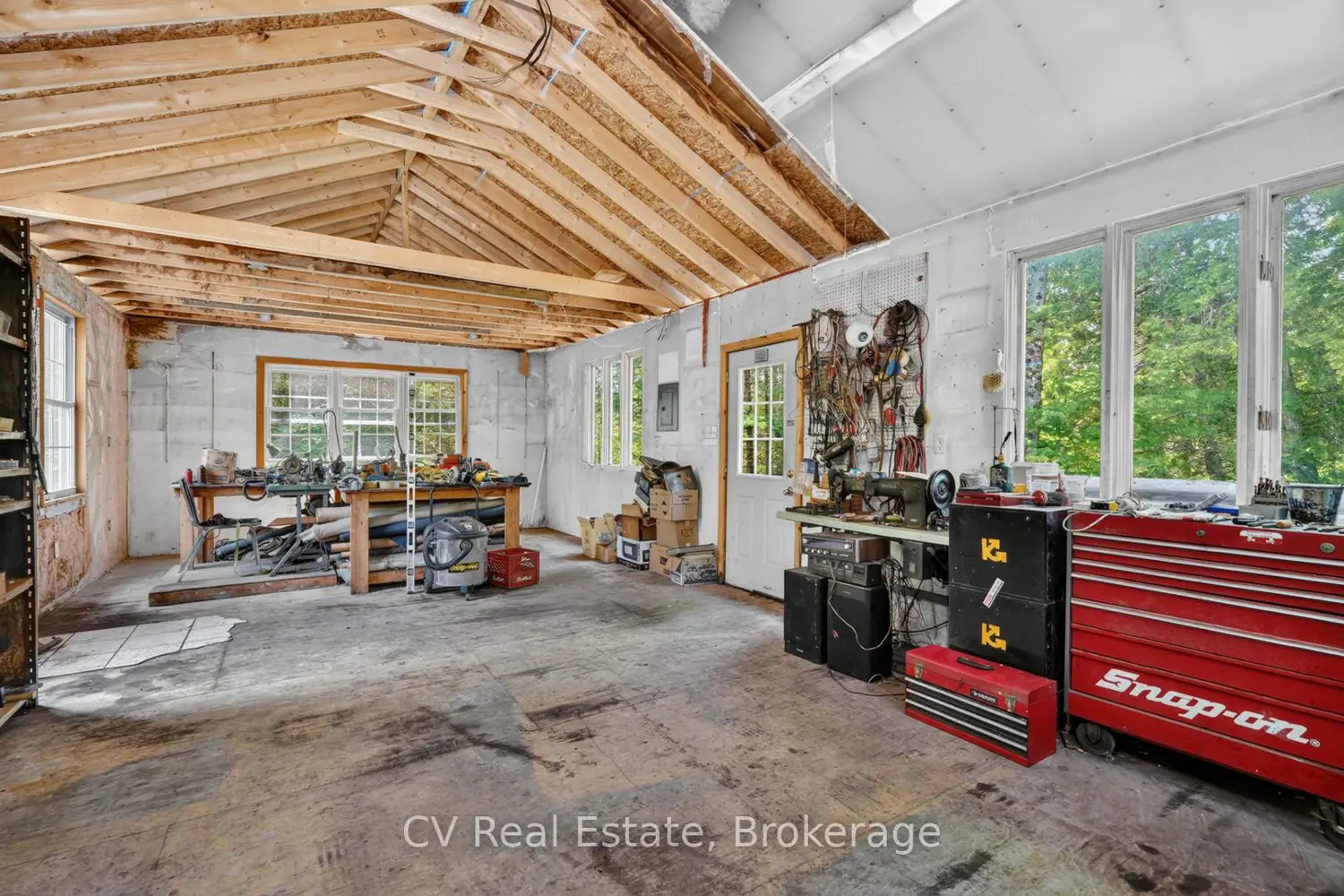 625 Chetwynd Road photo 2