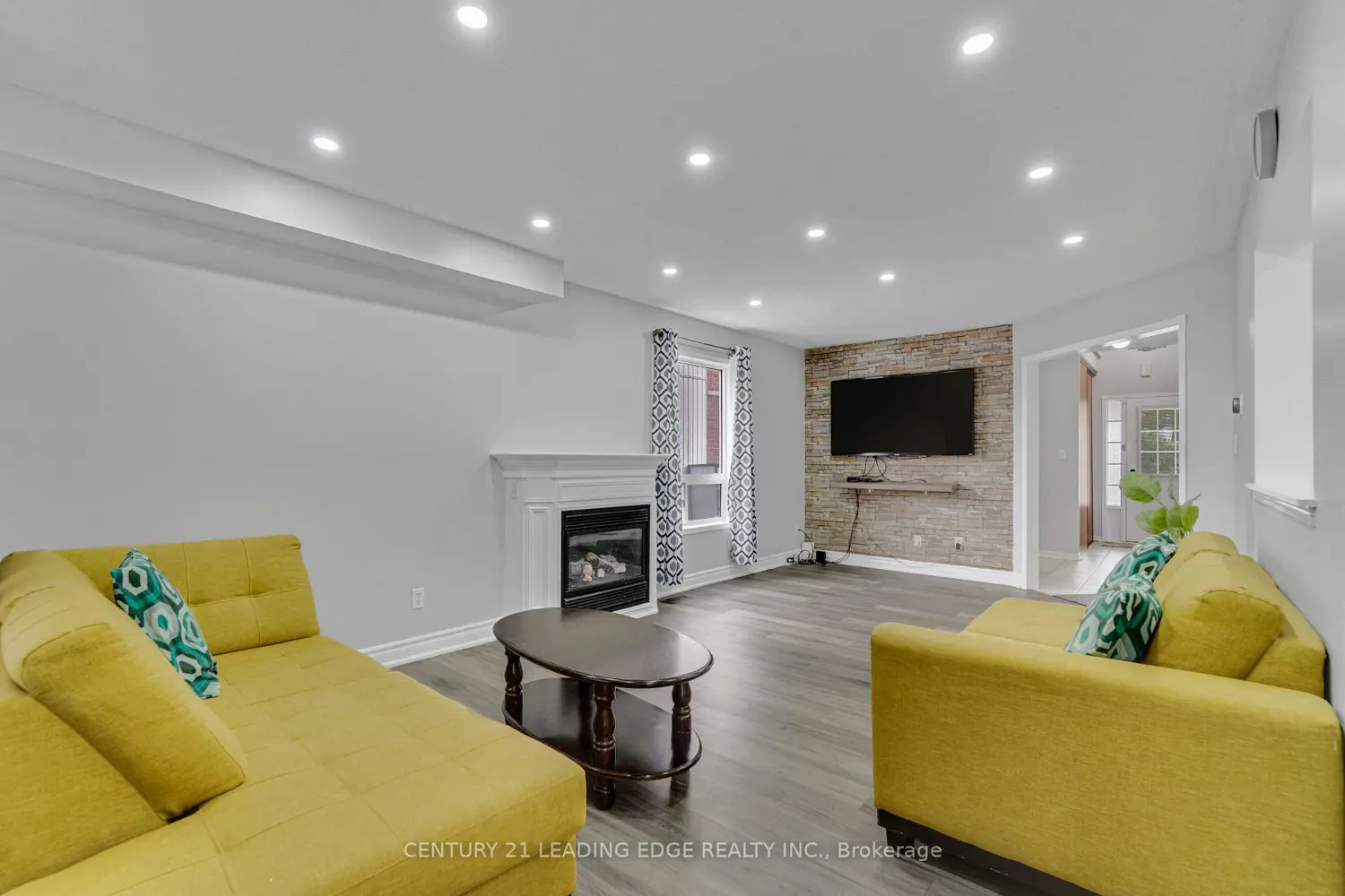 1296 Ashgrove Crescent photo 3