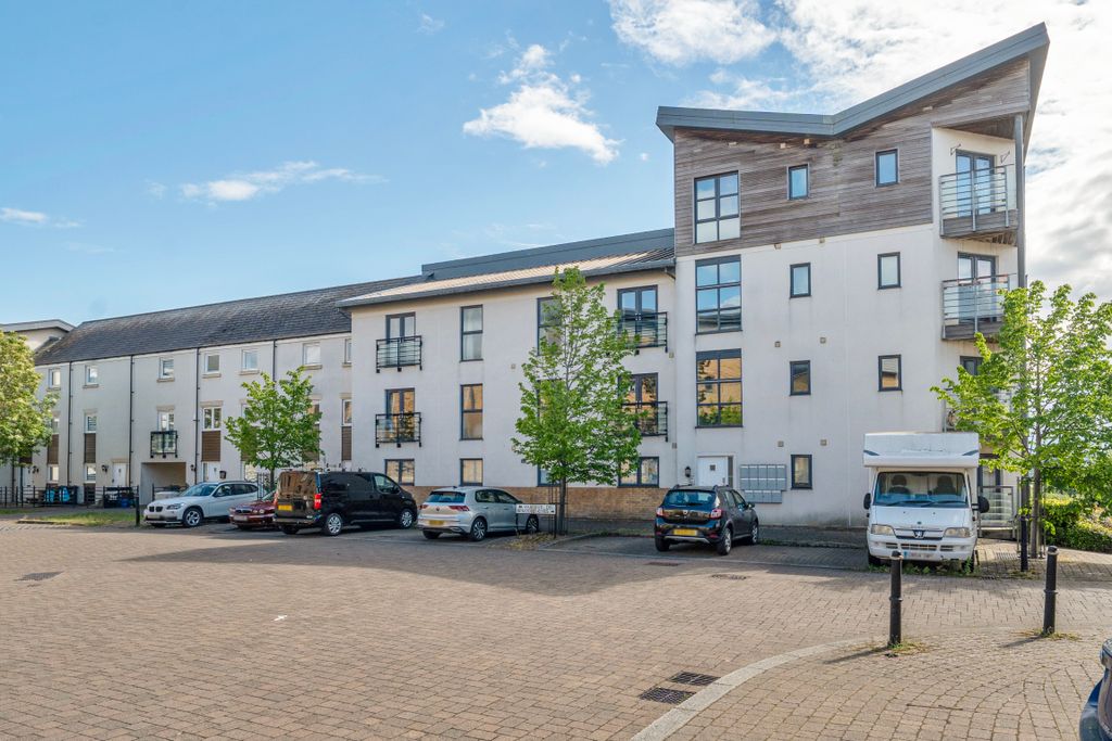 2 bed flat for salePasteur Drive, Old Town, Swindon SN1