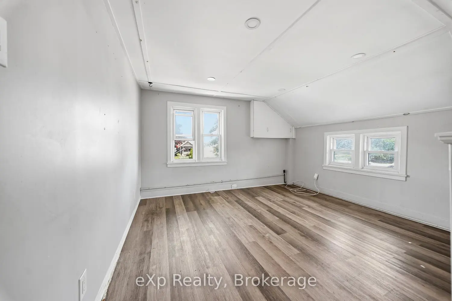 326 Sidney Street photo 5