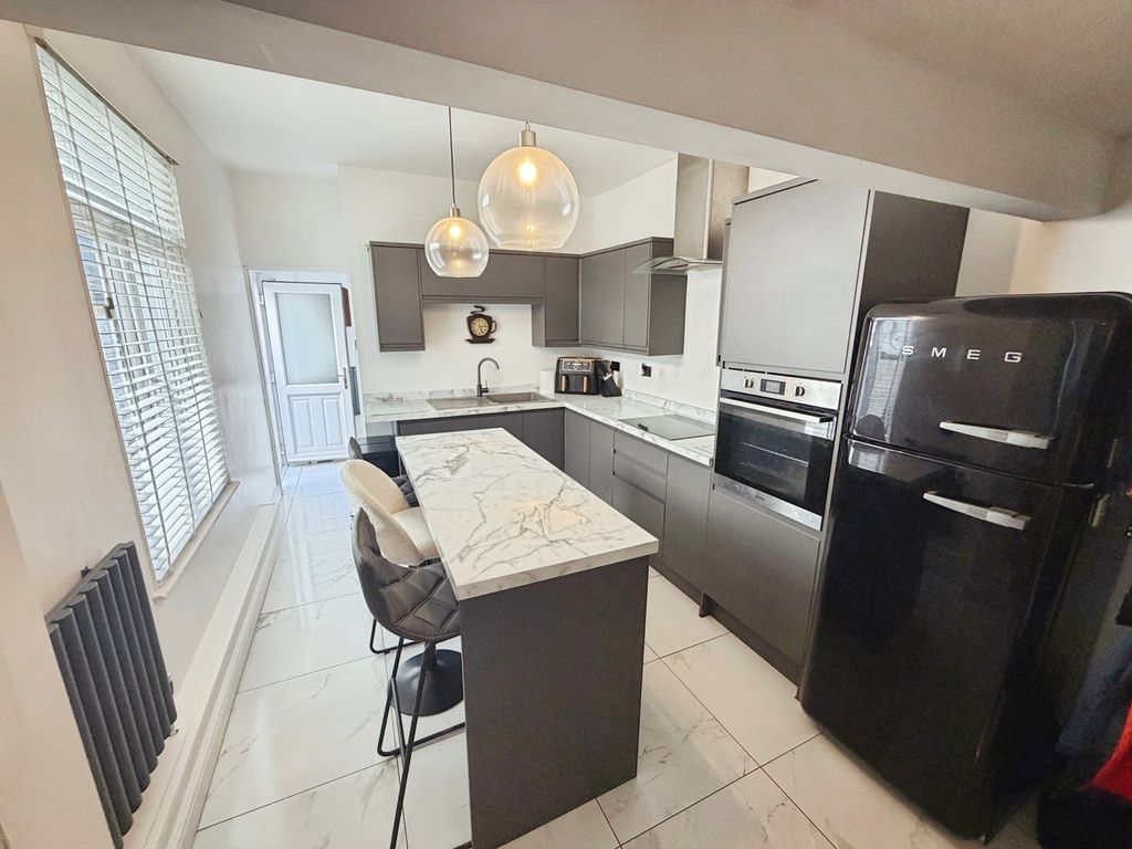 1 bed flat for saleHillside, Neath SA11 photo 4