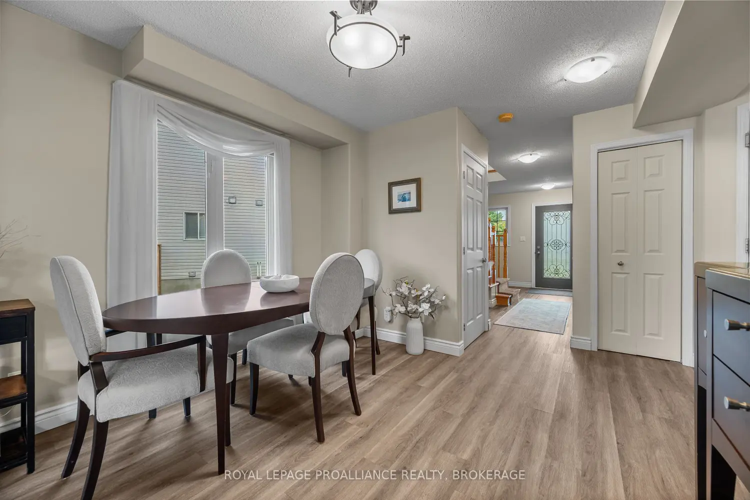 954 Rainbow Crescent photo 3