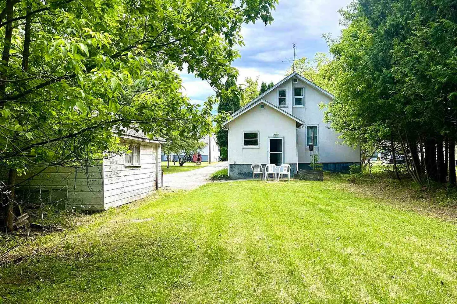 1312 Emo Road photo 2