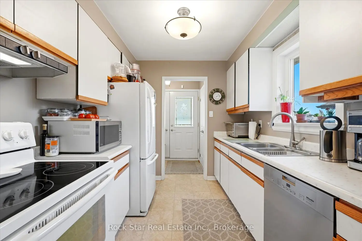 36 Langevin Crescent photo 4