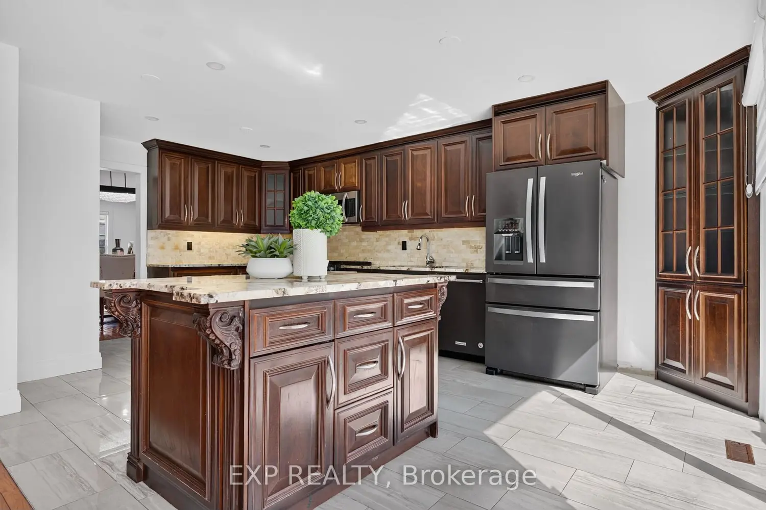 664 Dolby Crescent photo 5