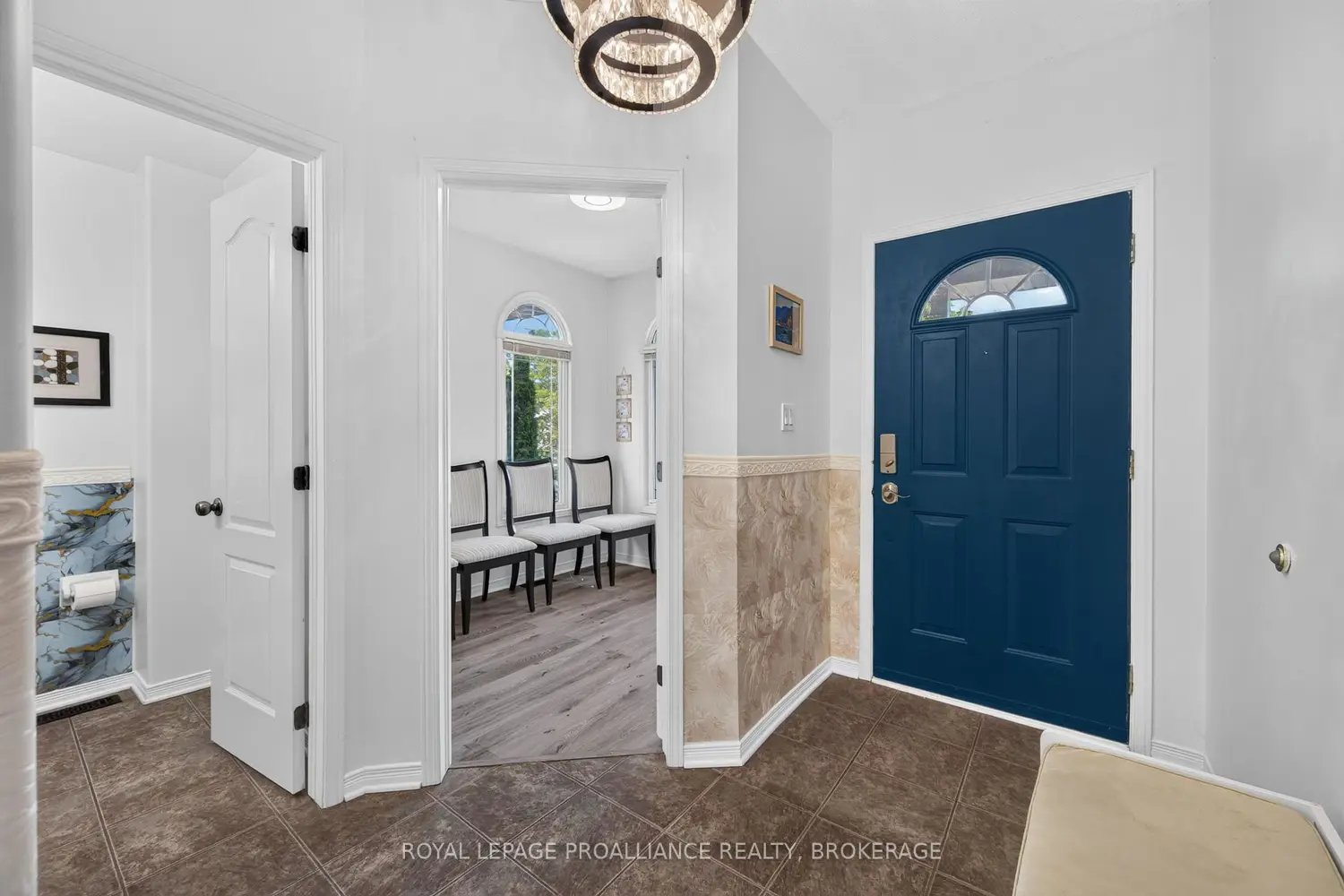 445 Maureen Street photo 3