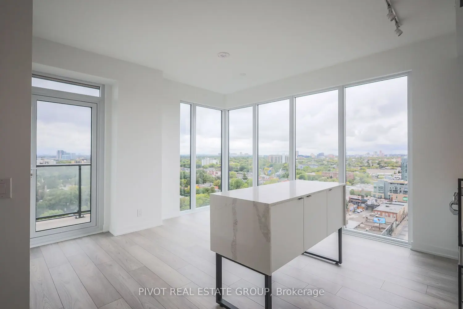 285 Dufferin Street 1508 photo 2