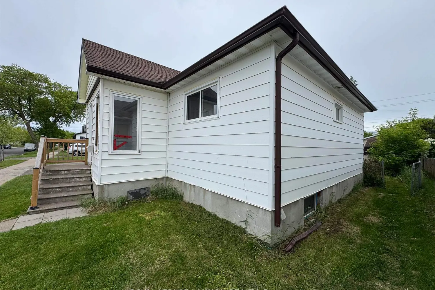 474 Mary St. E. photo 2