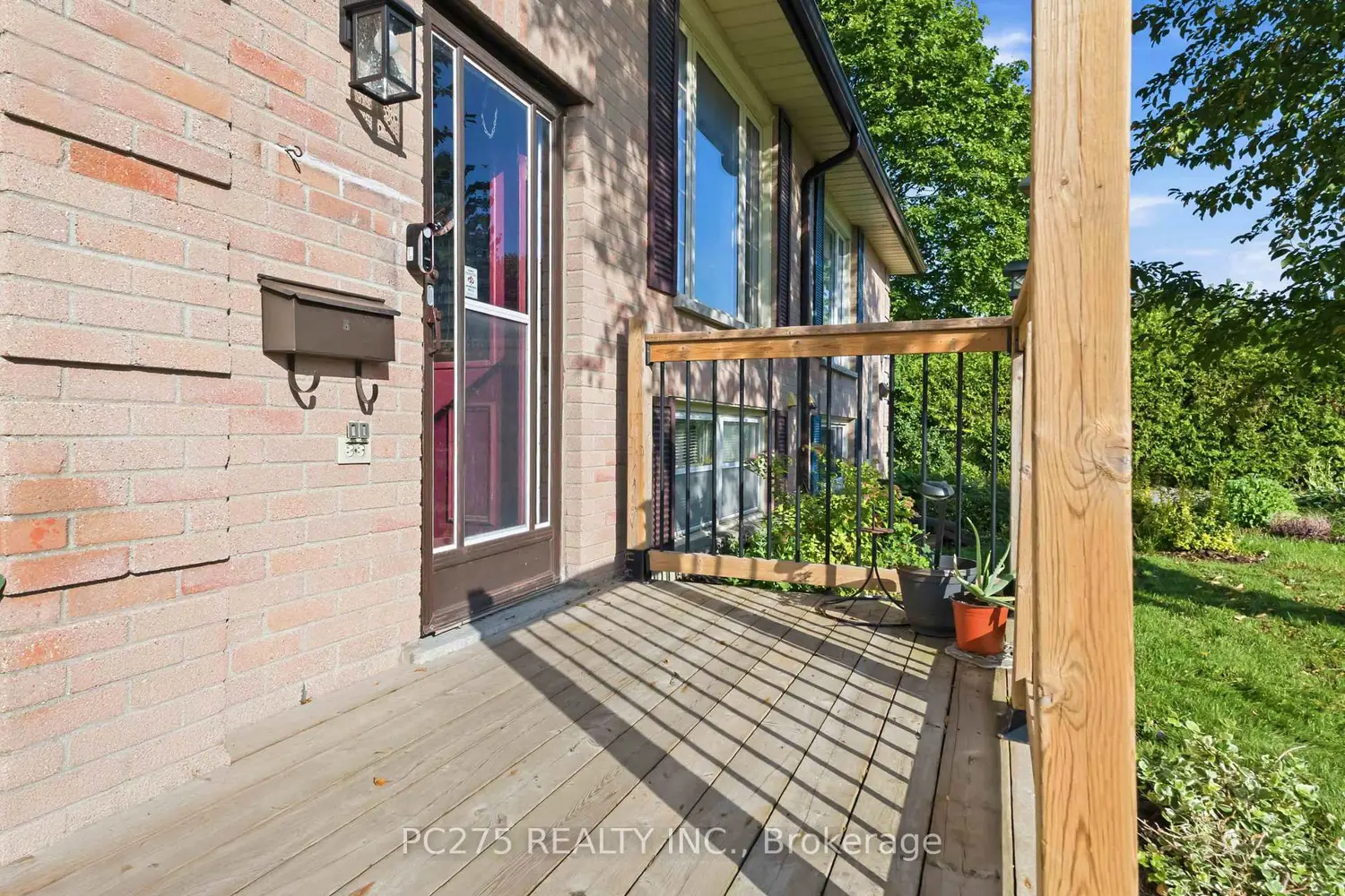 615 Deveron Crescent photo 3