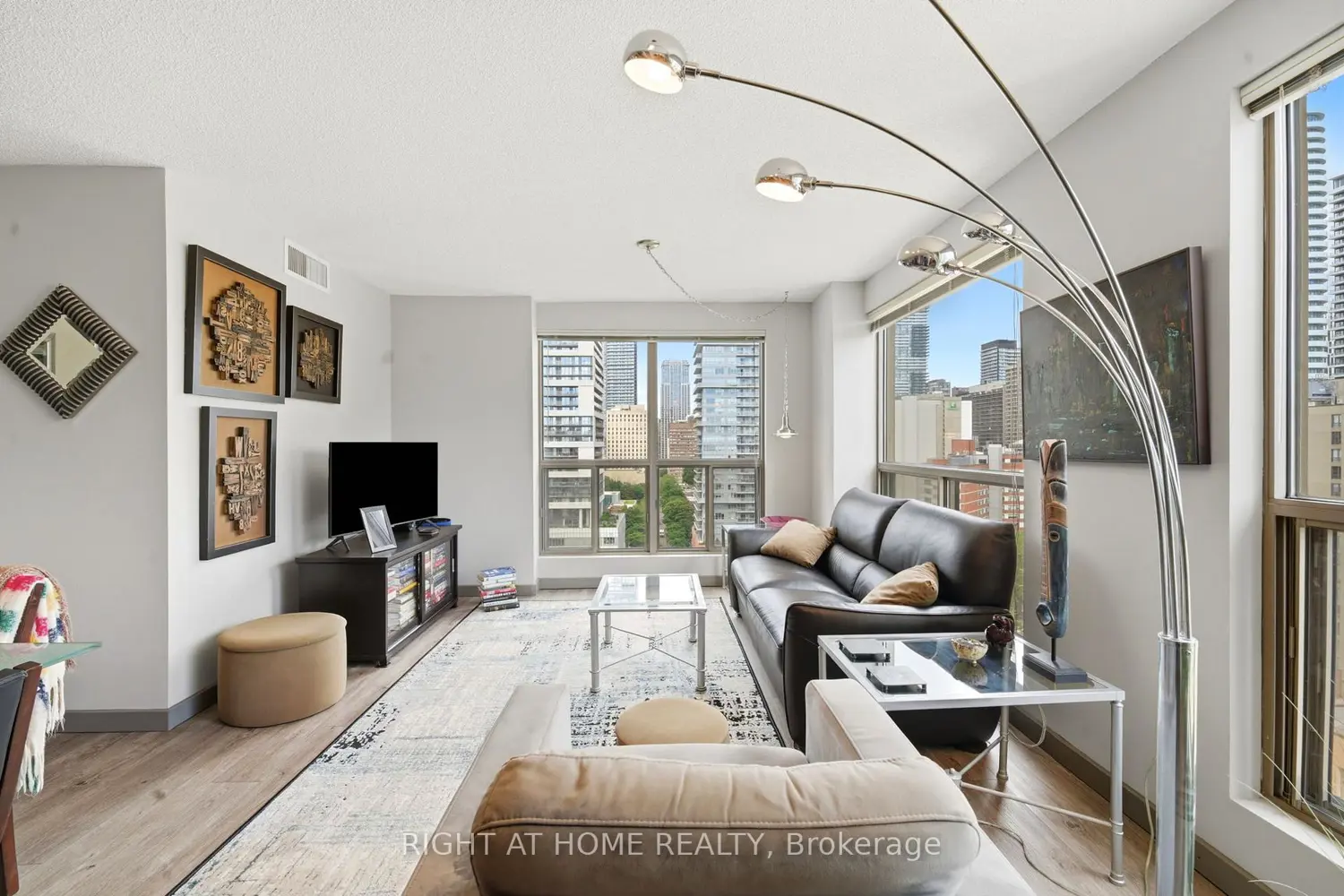 298 Jarvis Street 1602 photo 3