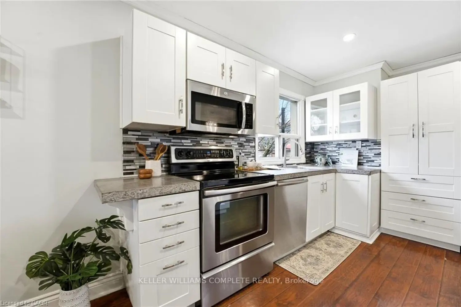 547 Cochrane Road photo 5