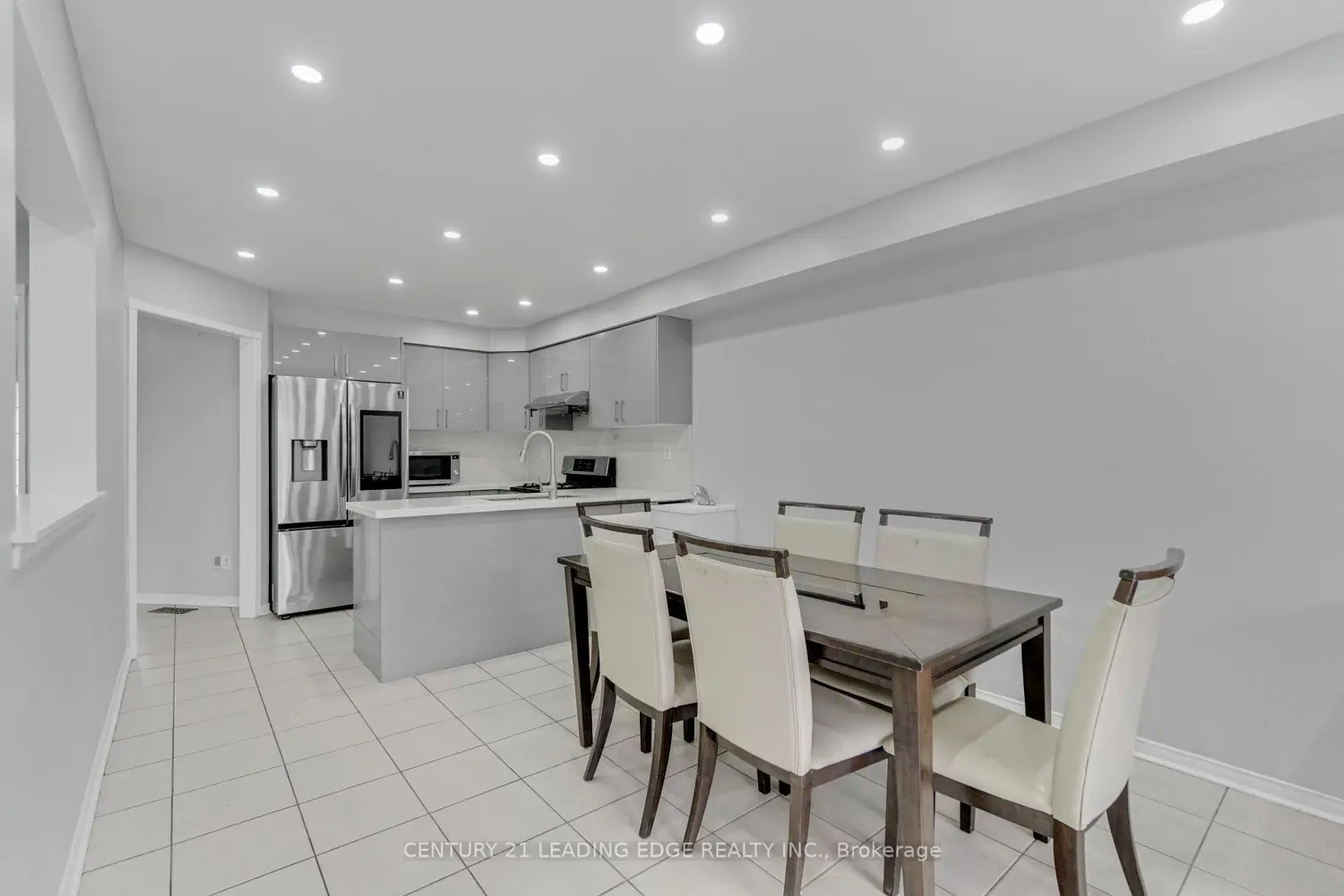 1296 Ashgrove Crescent photo 4