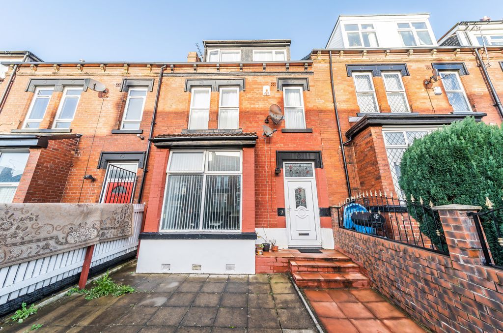 6 bed terraced house for saleBrudenell Avenue, Hyde Park, Leeds LS6