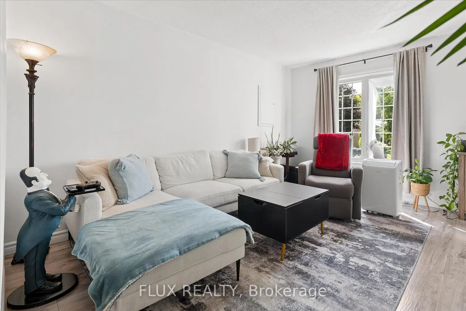 154 Graham Crescent photo 2