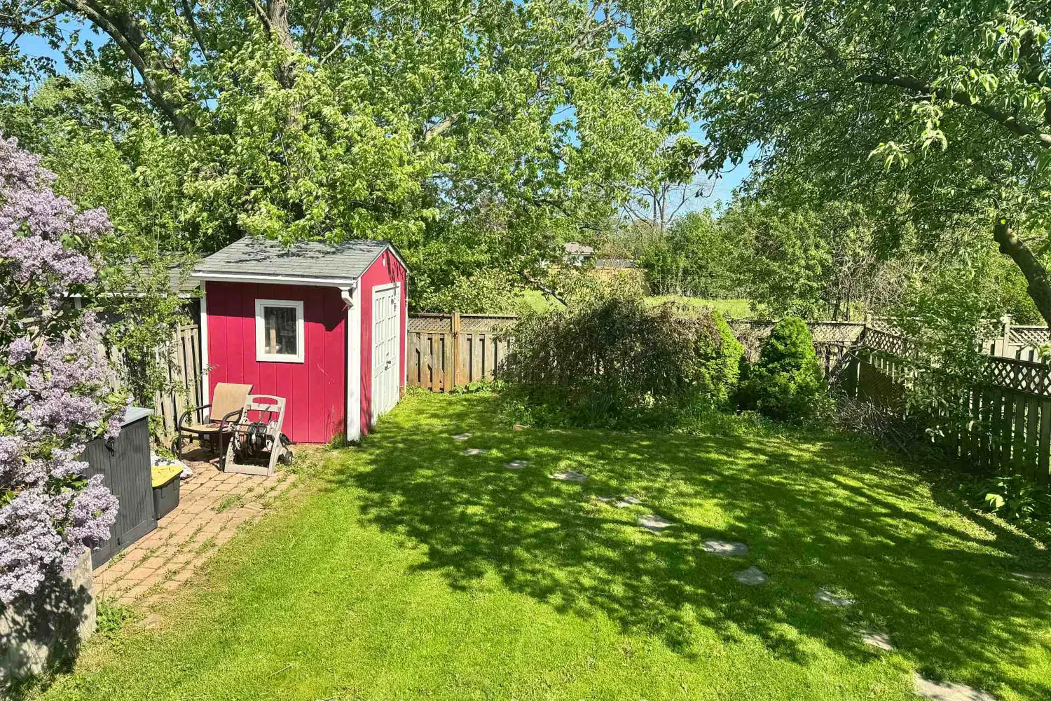637 Lomond Crescent photo 2
