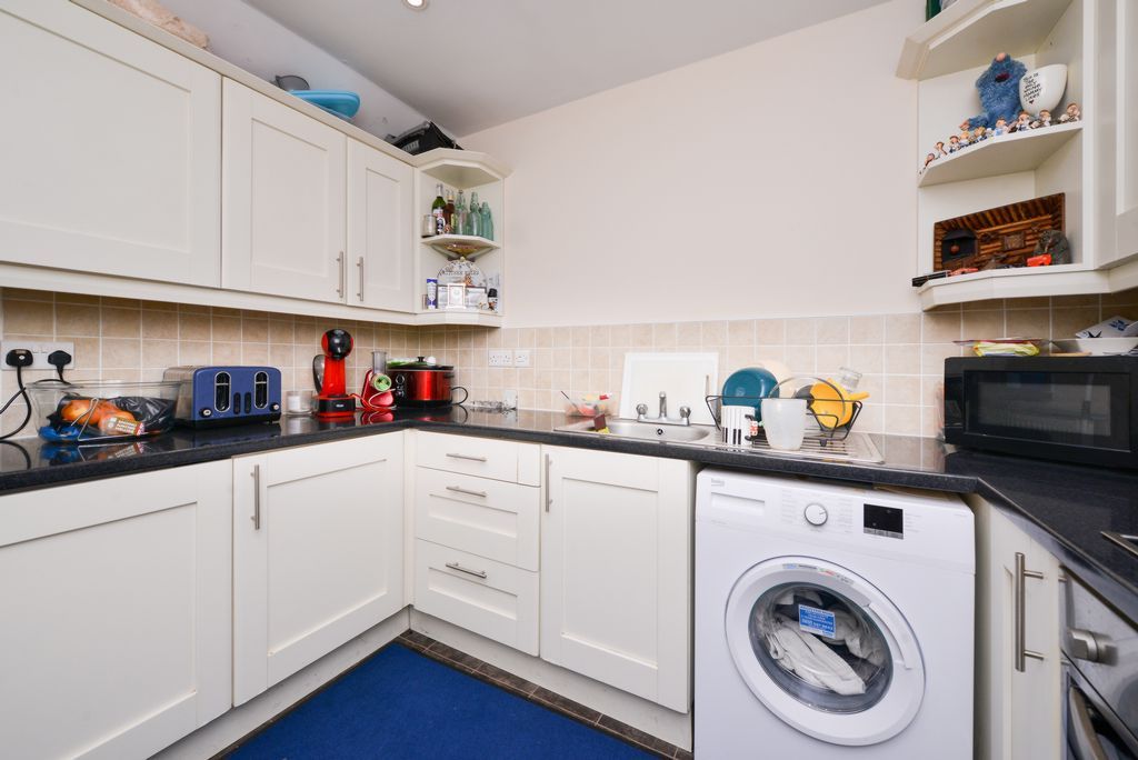 2 bed flat for saleCaptain Webb Drive, Dawley TF4 photo 2