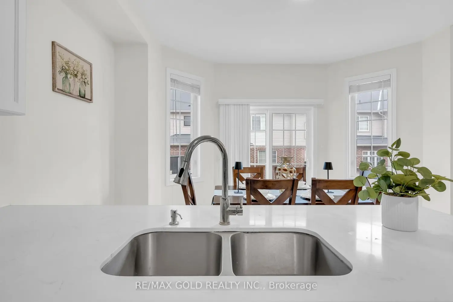 569 Miller Way photo 3