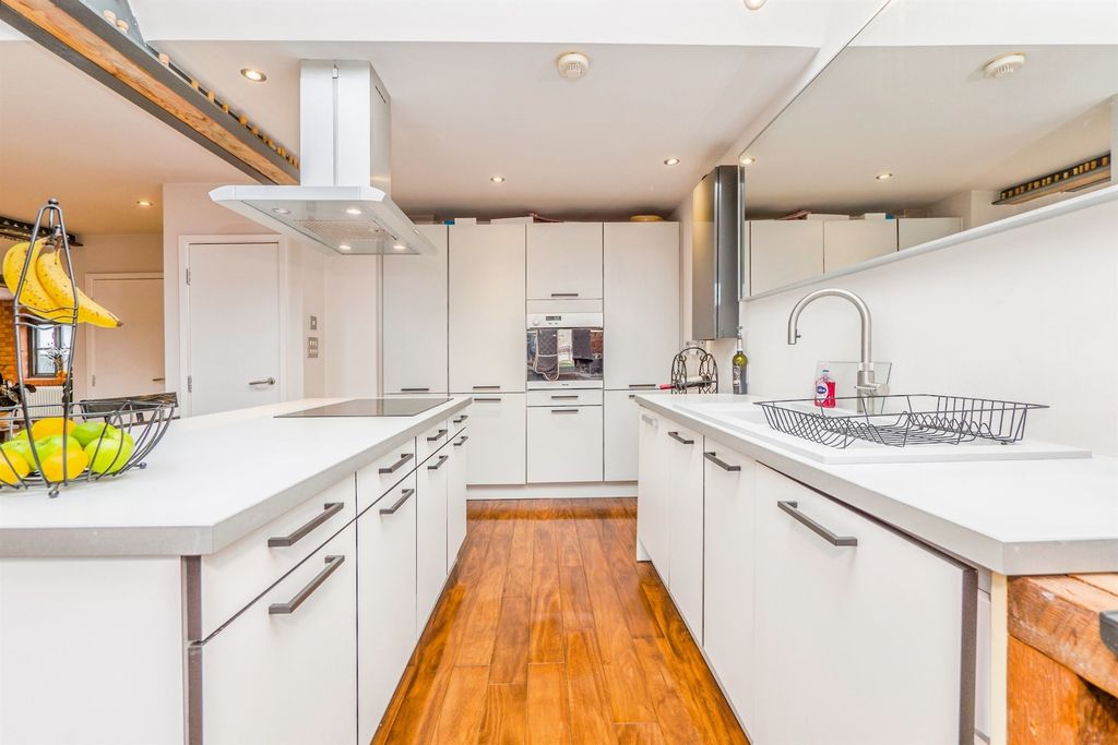 2 bed flat for saleSevern Square, Cardiff CF11 photo 5