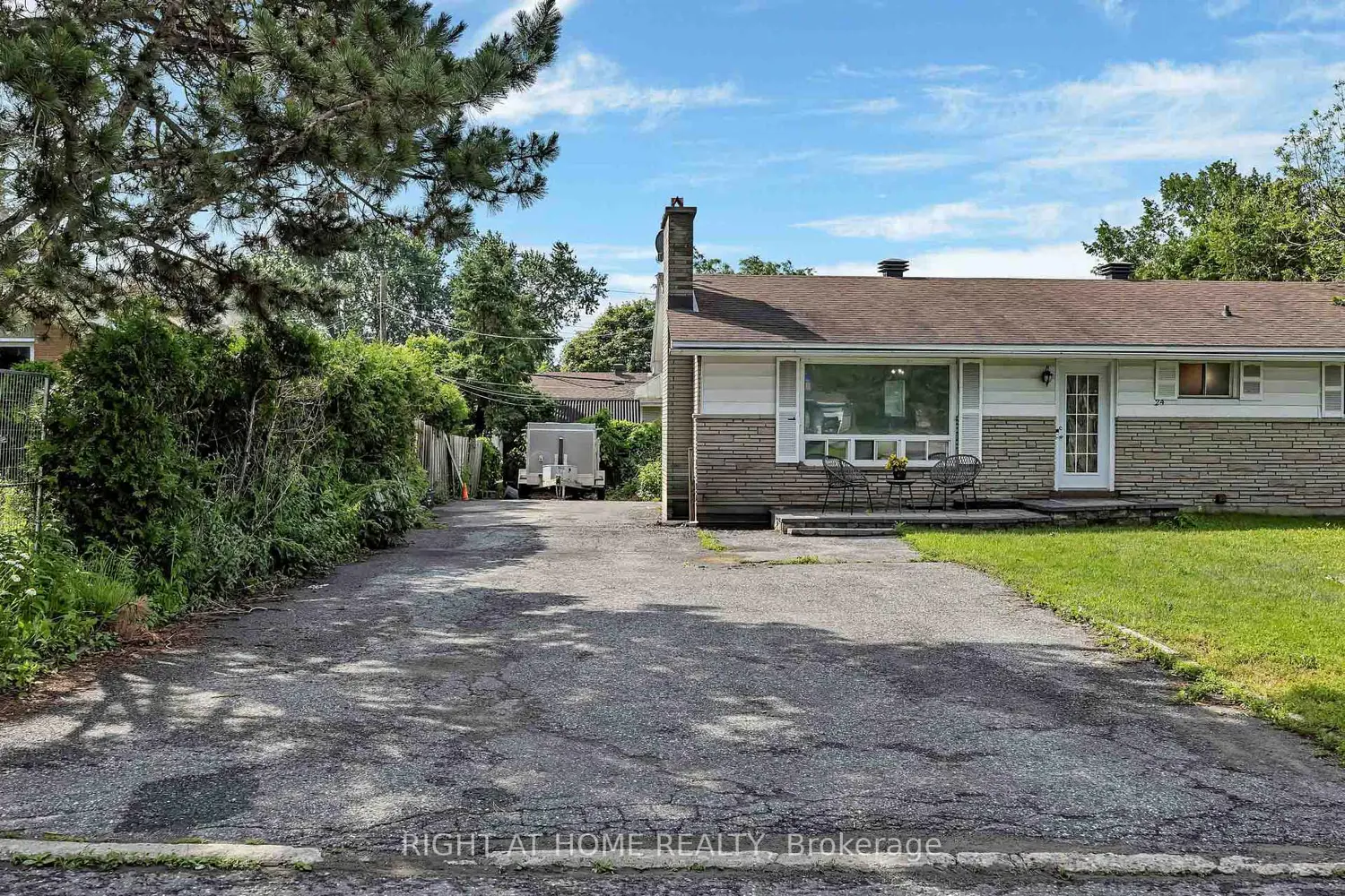 24 Largo Crescent photo 2
