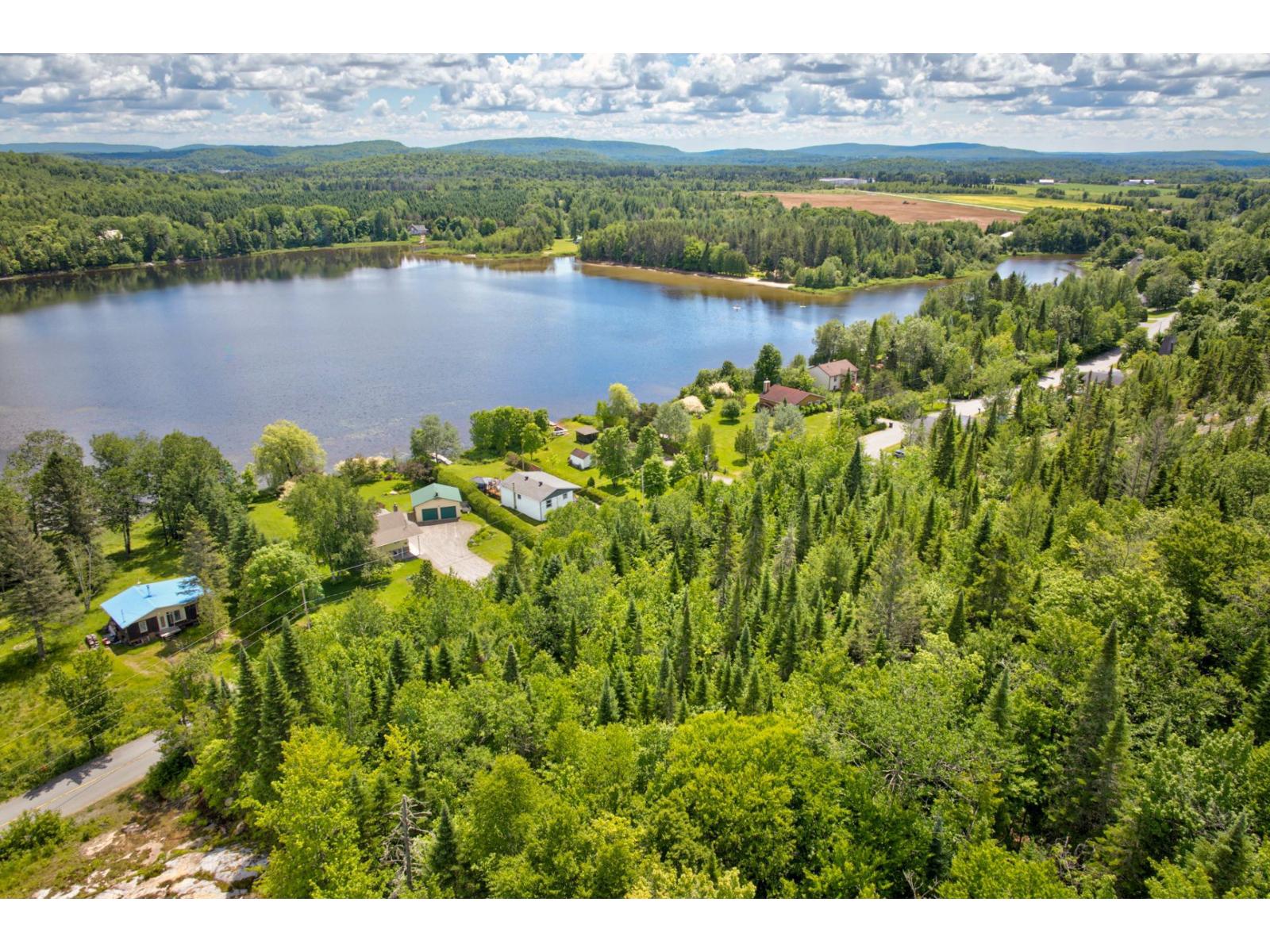 245 Ch. du Lac-Huron