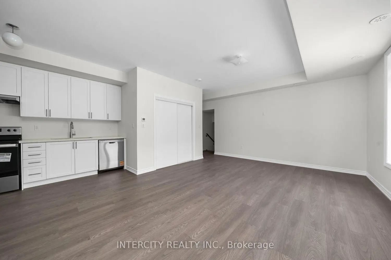 12 Savvy Lane 40Z photo 3
