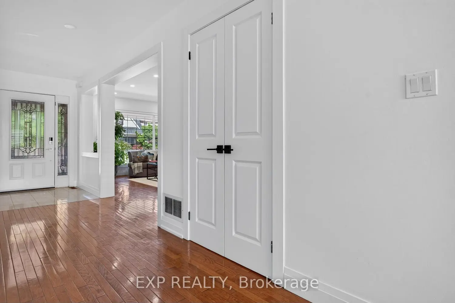 664 Dolby Crescent photo 4