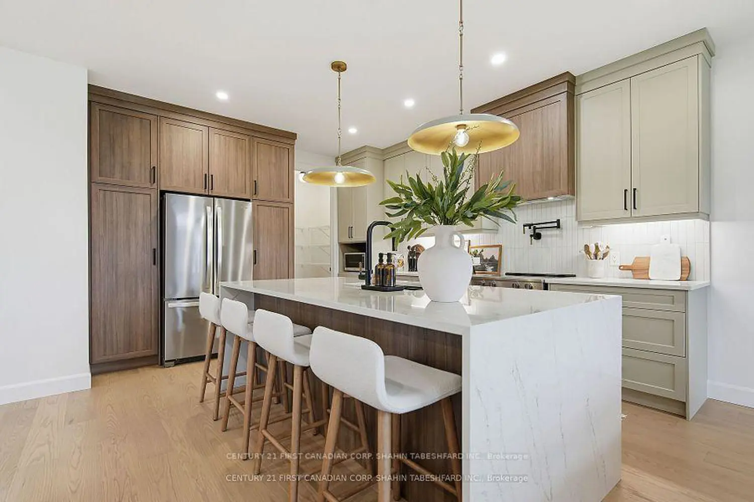 2287 Darwin Crescent photo 2
