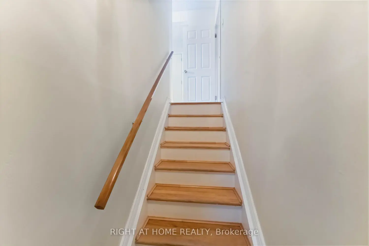 2221 Circle Place photo 3