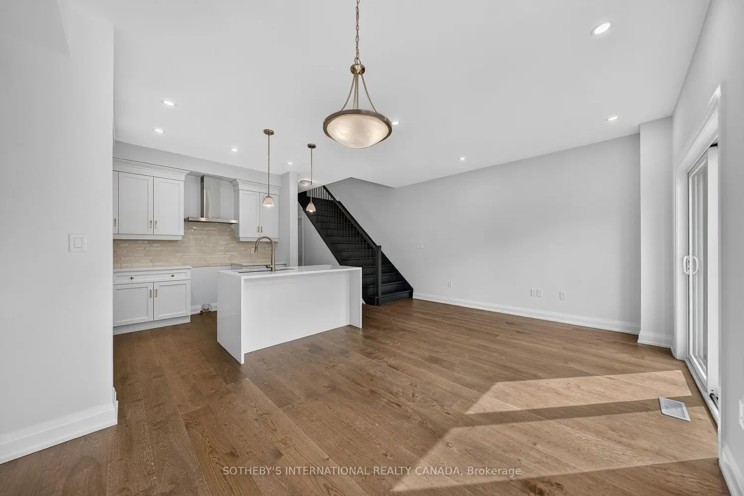 675 Victoria Road 24 photo 5