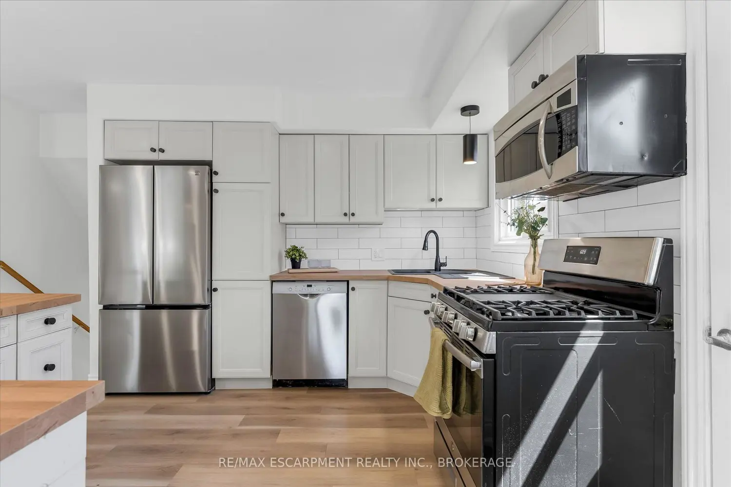 49 Grove Avenue photo 2