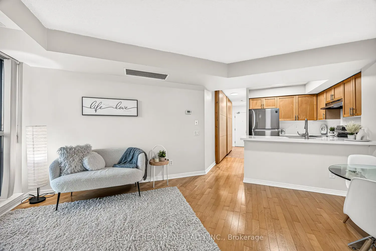 28 Harrison Garden Boulevard 1103 photo 5