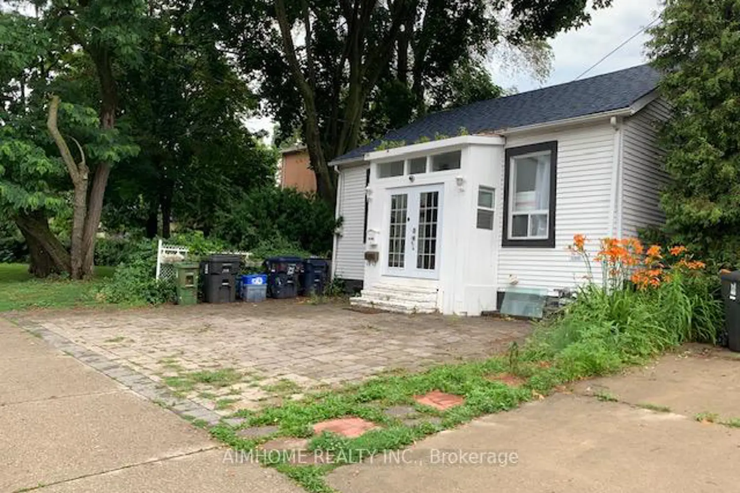 966 Dundas Street photo 2