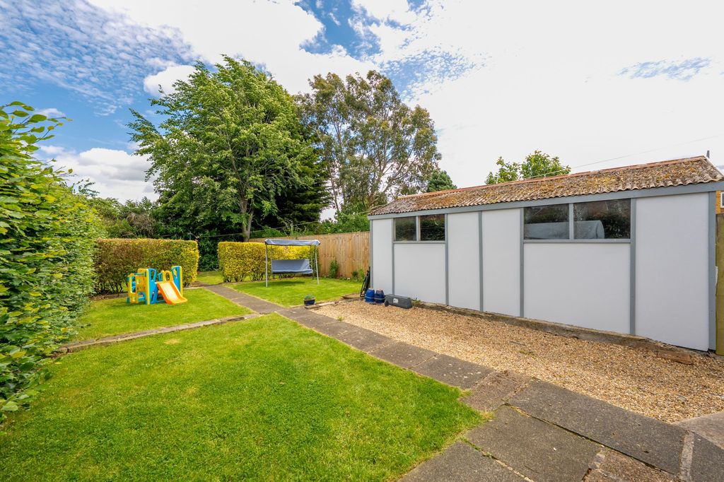2 bed semi-detached bungalow for salePoplar Crescent, Harrogate HG1 photo 3
