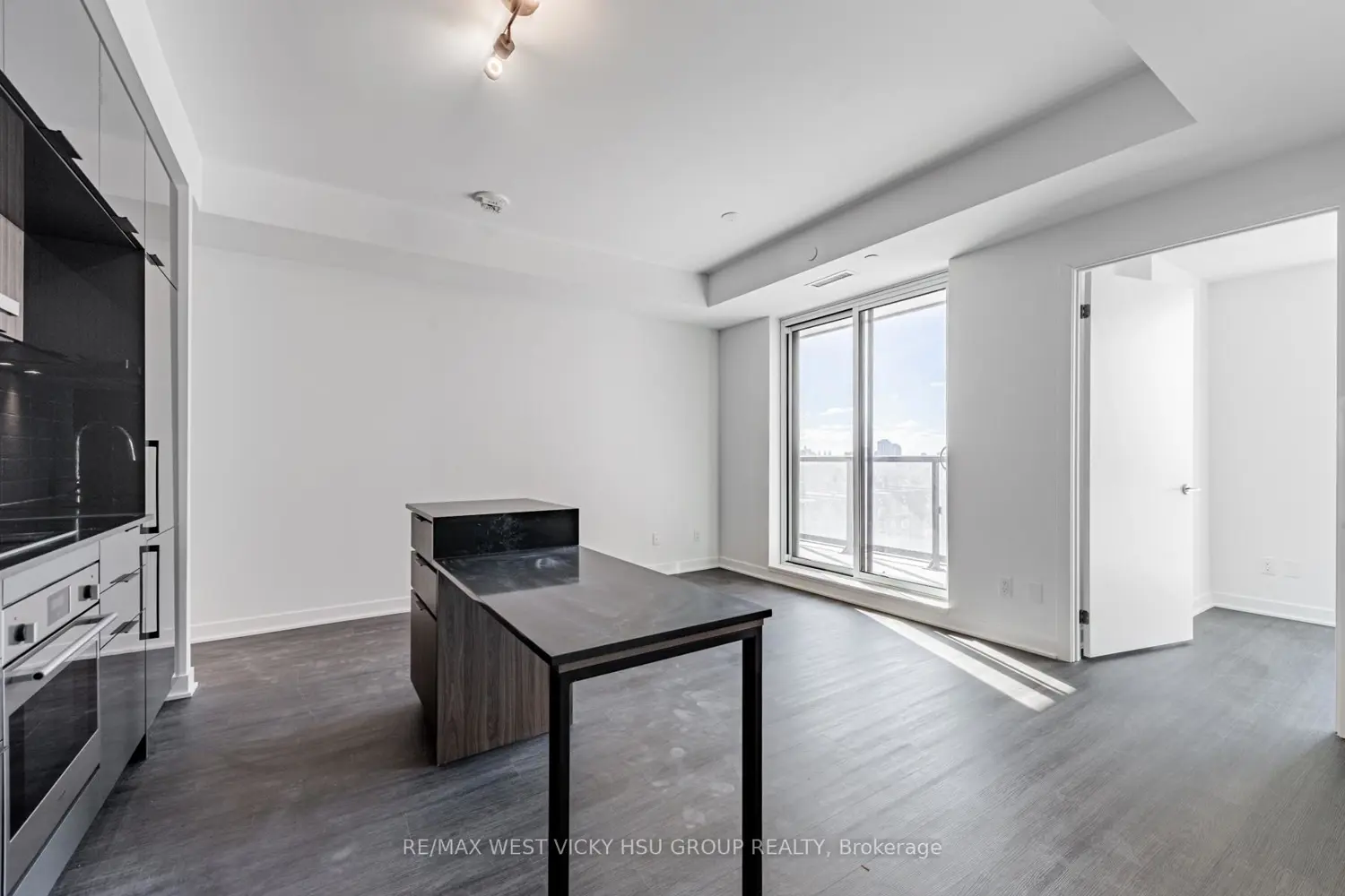 185 Alberta Avenue 810 photo 5