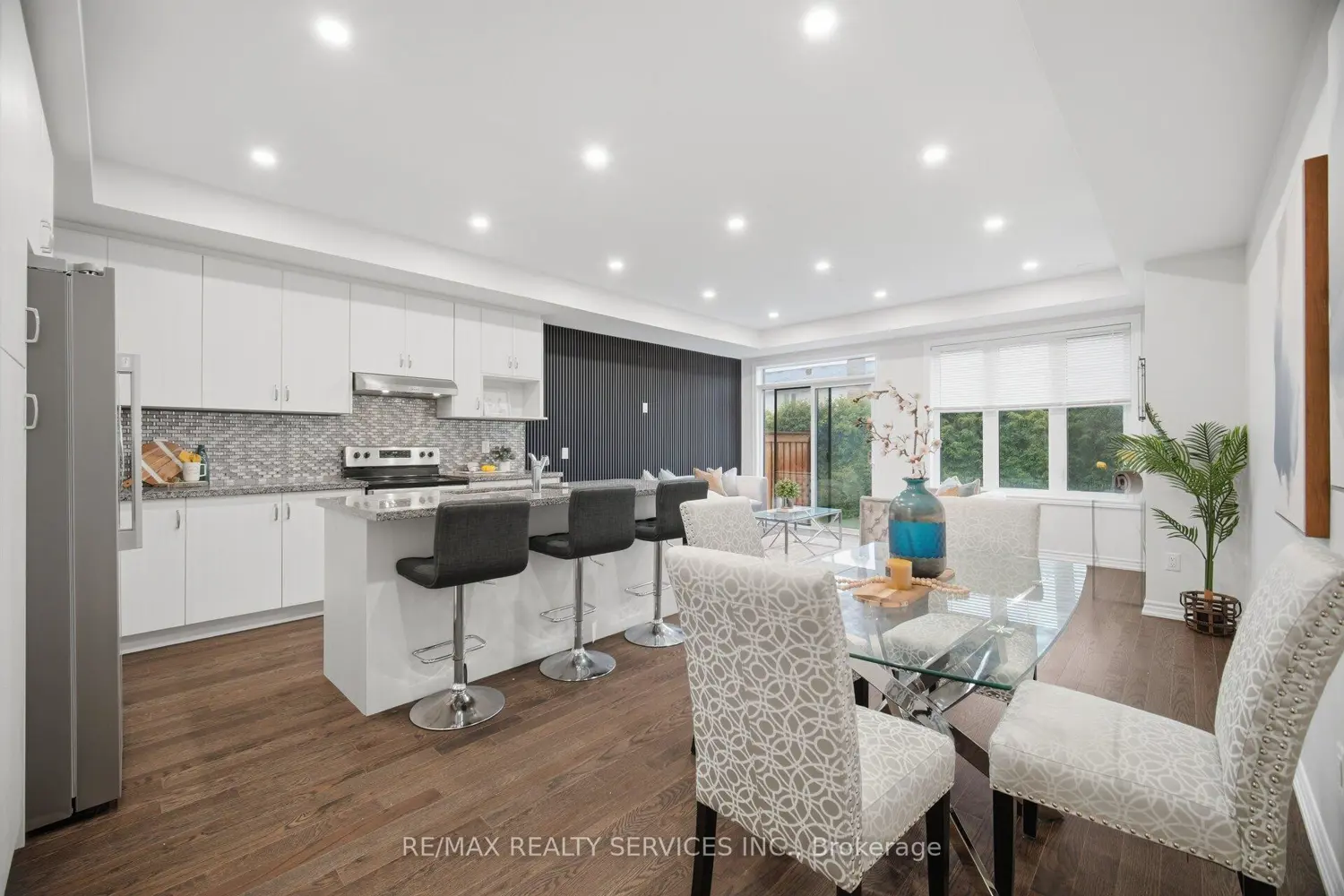 1426 Oakmont Common photo 4