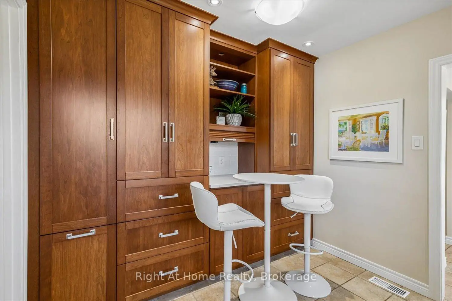 275 Kent Crescent photo 5