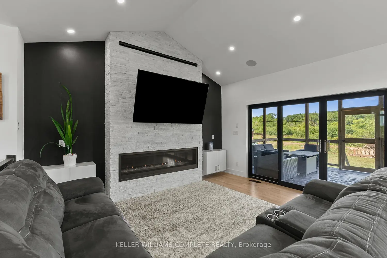 641 Burleigh Road photo 2