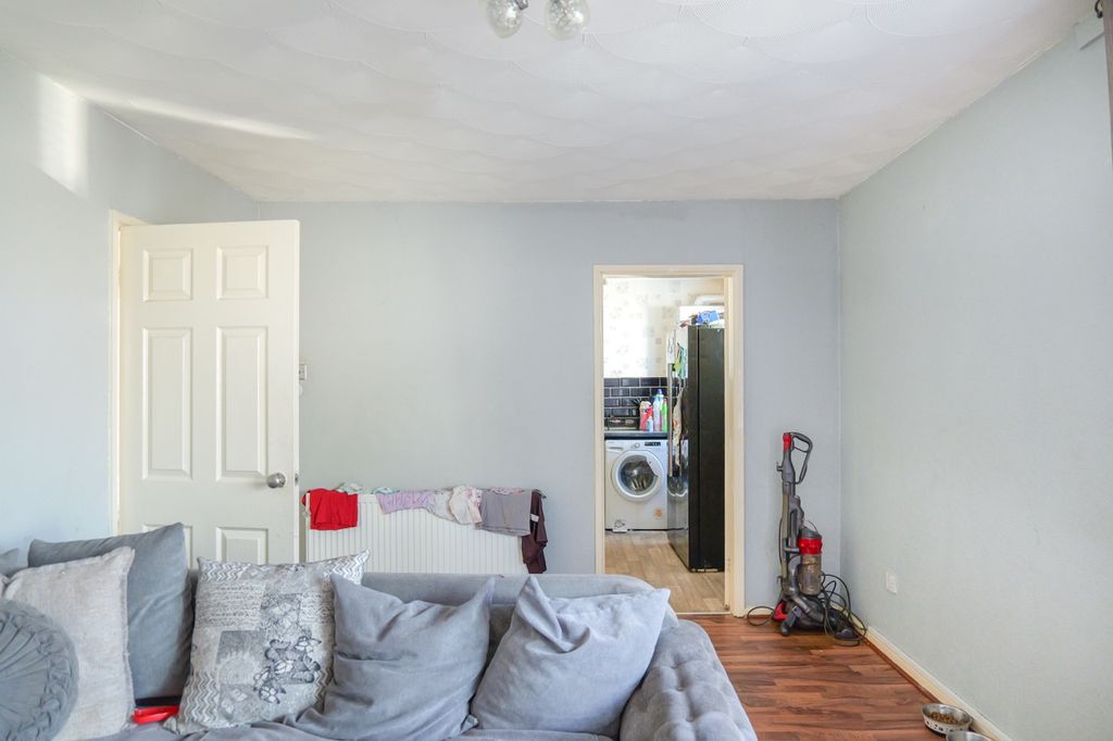 2 bed flat for saleLon Ceiriog, Prestatyn LL19 photo 3