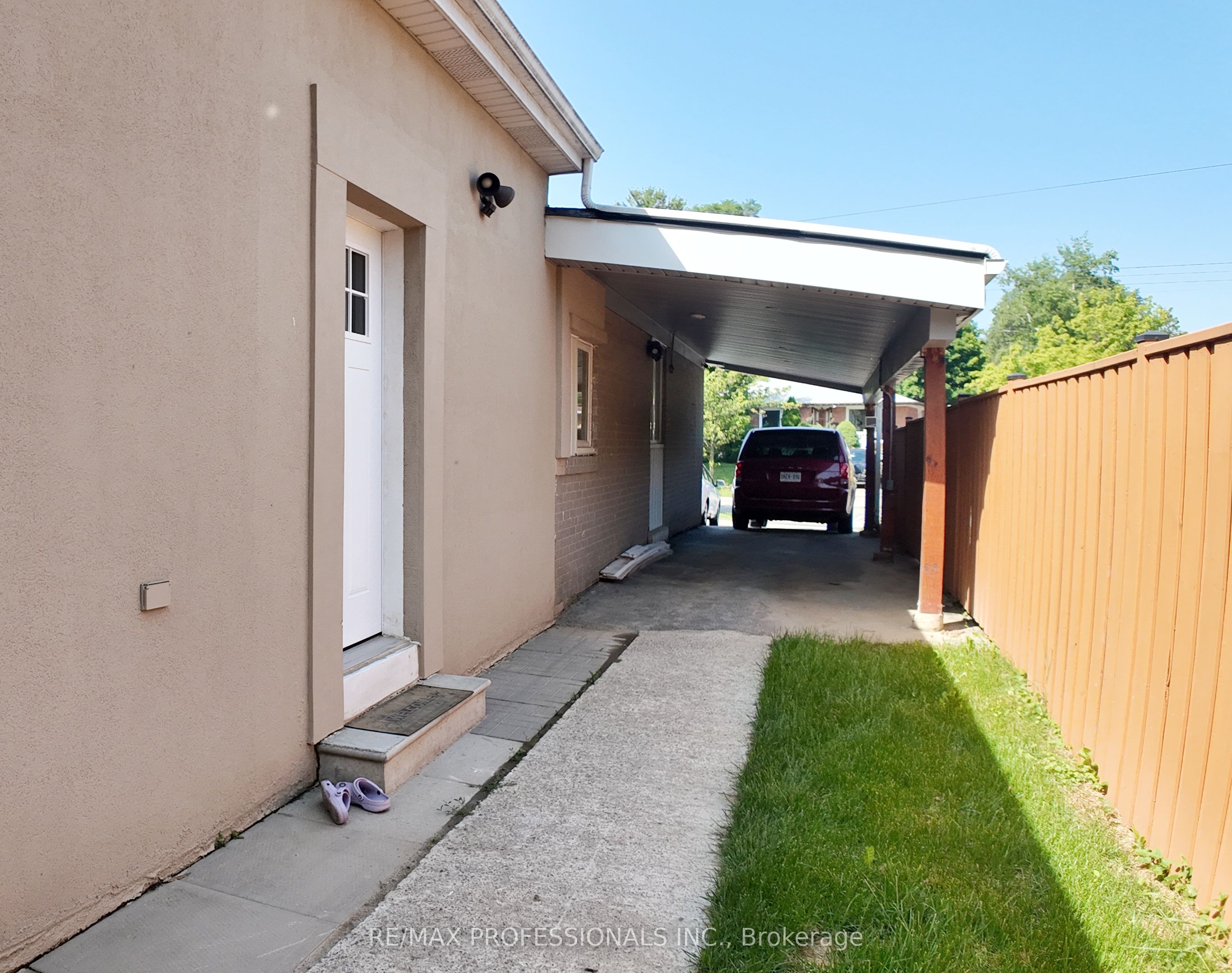 B-5 Farmbrook Road, Toronto, ON, M1J 2S3