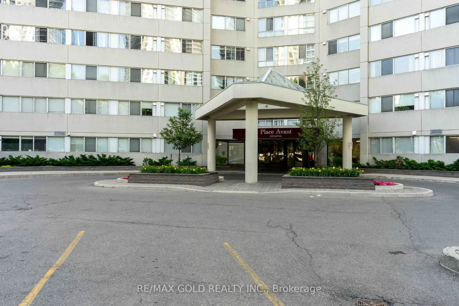 3700 Kaneff Crescent 2101 photo 2