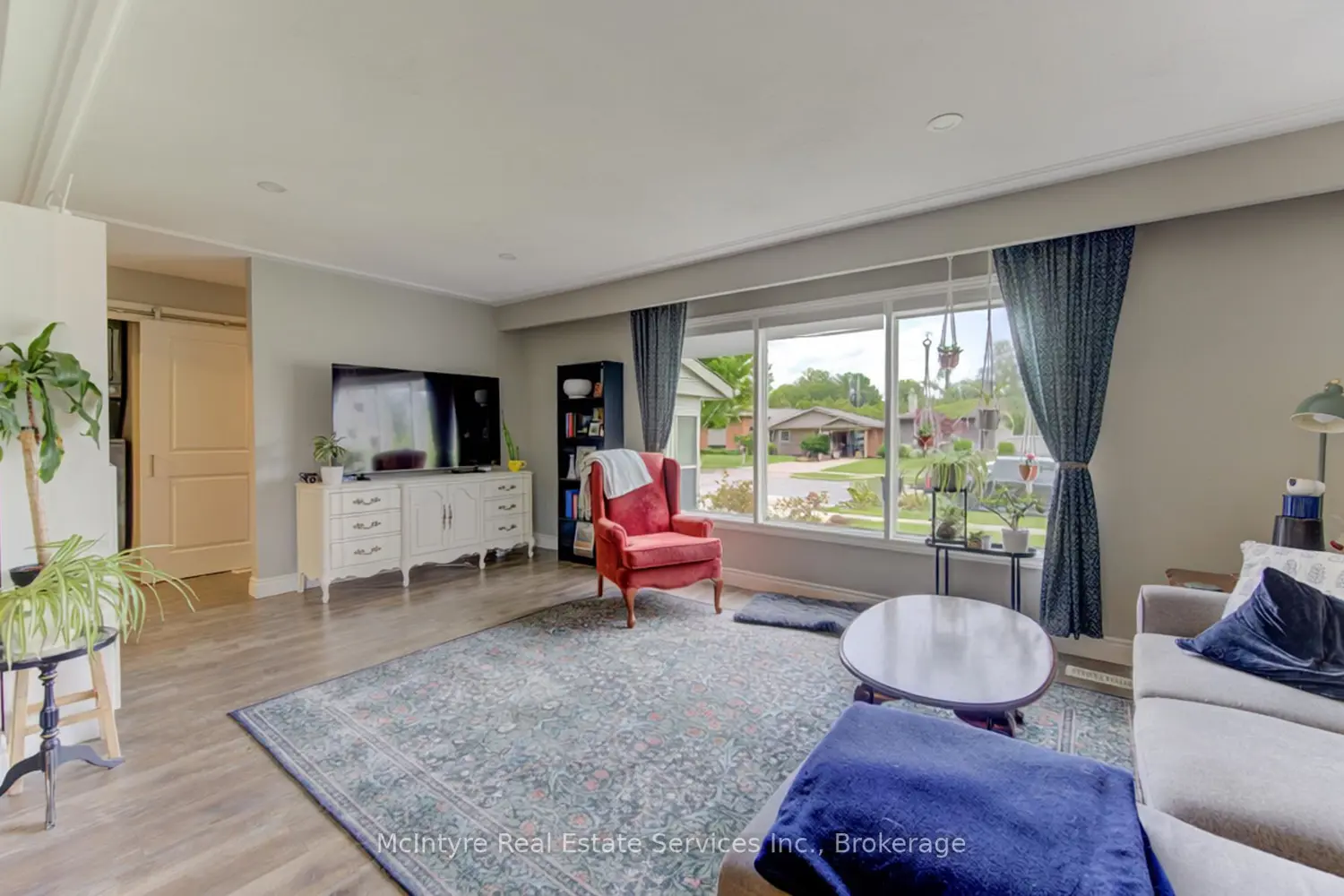 127 Strathcona Crescent photo 3